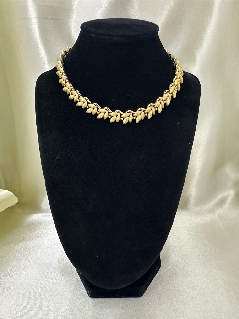 Crown Trifari Gold Tone Leaf-Style Choker Necklace
